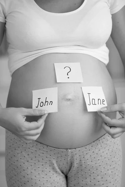 Konceptuella svartvitt foto av gravid kvinna tänker på f — Stockfoto