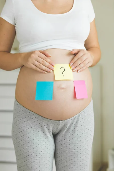 Концептуальное фото беременной женщины, размышляющей о будущем детском генде — стоковое фото