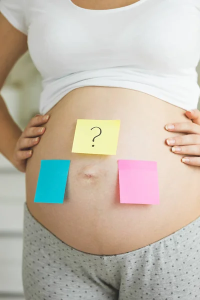 Foto conceitual da mulher grávida fazendo escolha — Fotografia de Stock