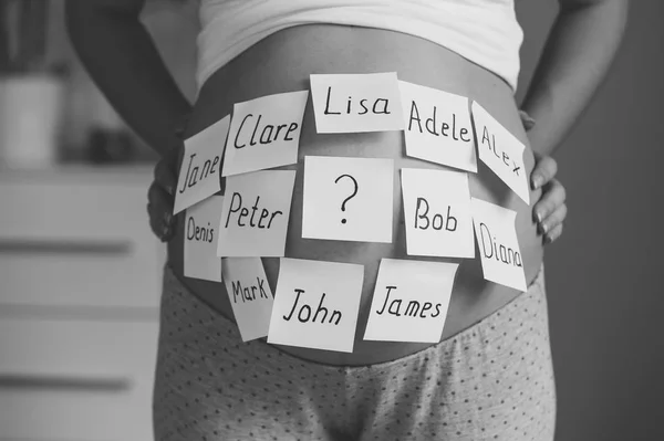 Primo piano foto in bianco e nero di donna incinta con nomi di bambini — Foto Stock