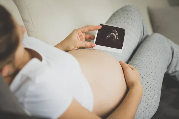 Imagem de close-up da mulher grávida olhando ultra-som embrião ima — Fotografia de Stock
