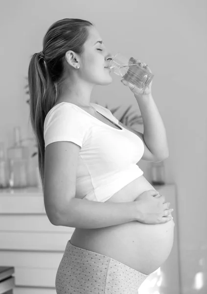 Siyah beyaz portre güzel hamile kadının wa içme — Stok fotoğraf