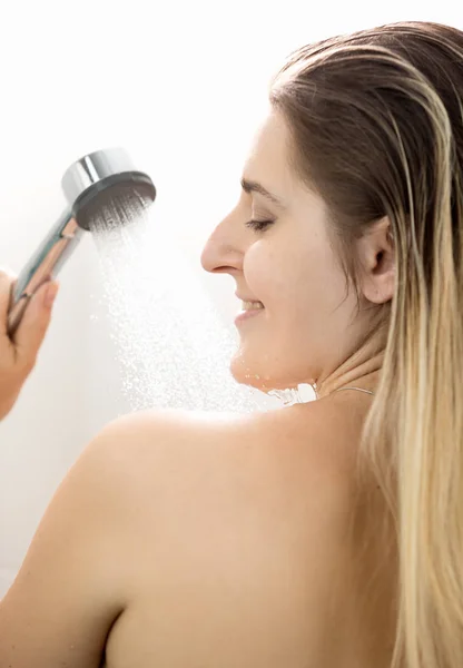 Vue arrière portrait de femme sexy laver à la douche — Photo