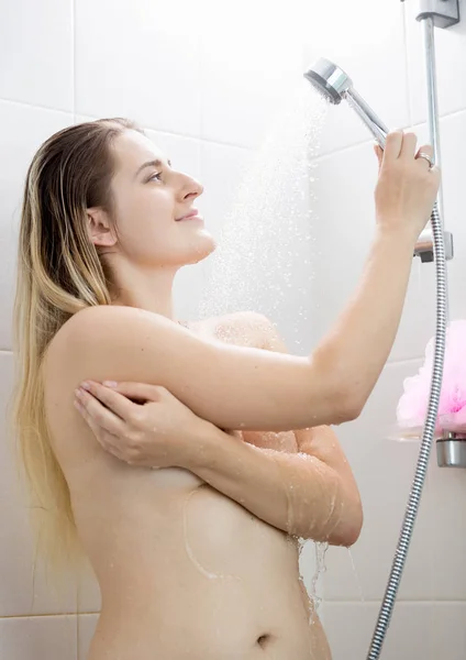 Bakre vy bild av vacker kvinna med långt hår på dusch — Stockfoto