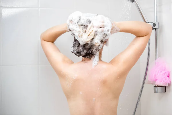 Retrovisore immagine di bella donna sexy lavaggio testa — Foto Stock