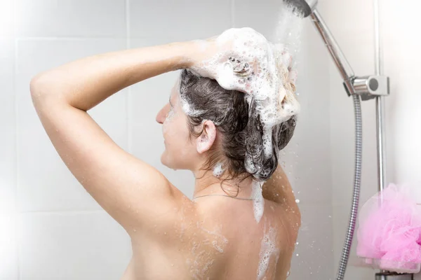 Žena mytí hlavy šampon ve sprše — Stock fotografie