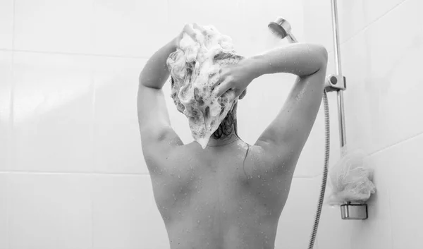Вид ззаду чорно-біле зображення красивої жінки, що миє волосся — стокове фото