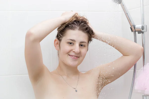 샤워에서 머리를 세척 하는 아름 다운 웃는 여자의 초상화 — 스톡 사진