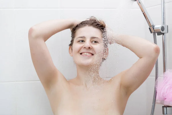 여자 샤워에 샴푸로 머리를 세척 — 스톡 사진