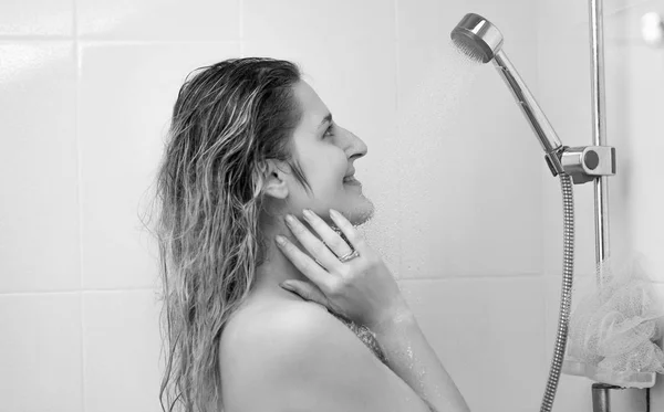 Retrato preto e branco de mulher bonita lavando o cabelo em exposição — Fotografia de Stock