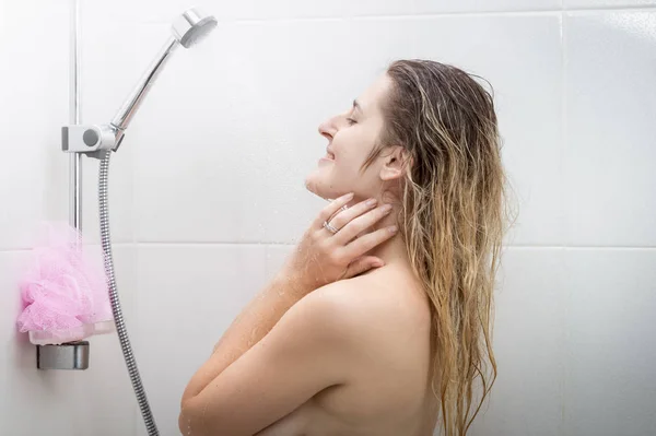 Bella donna con i capelli lunghi godendo doccia — Foto Stock