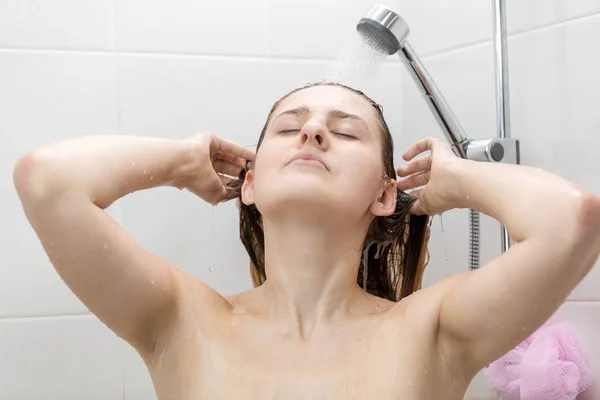 Retrato de una hermosa mujer disfrutando de la ducha — Foto de Stock