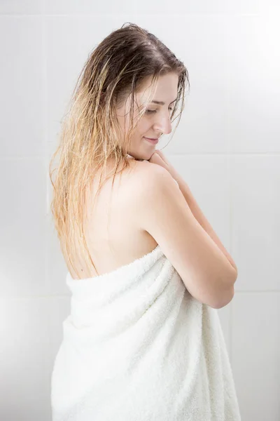 Portrét ženy s dlouhými vlasy utírání po s sprchový kout — Stock fotografie