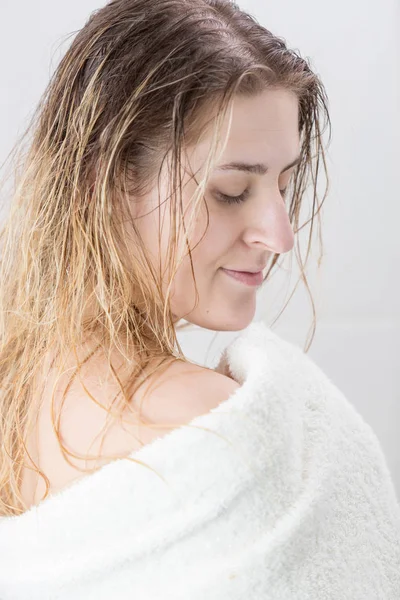 Πορτρέτο της σέξι γυναίκα με μακριά μαλλιά με πετσέτα — Φωτογραφία Αρχείου