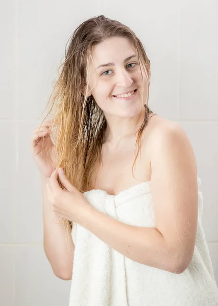 Portrait de femme souriante aux cheveux longs recouverts de serviette — Photo