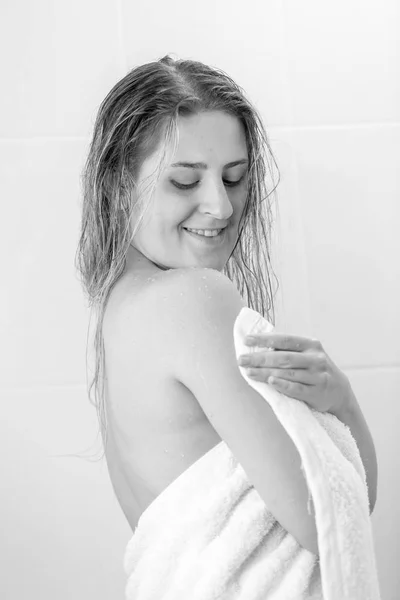 Black and white portrait of beautiful young woman wiping with wh — Stock Photo, Image