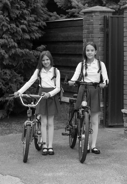 Image en noir et blanc de deux filles souriantes en uniforme scolaire — Photo