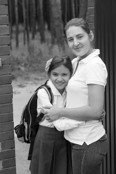 Ritratto in bianco e nero di bella madre abbracciata e figlia — Foto Stock
