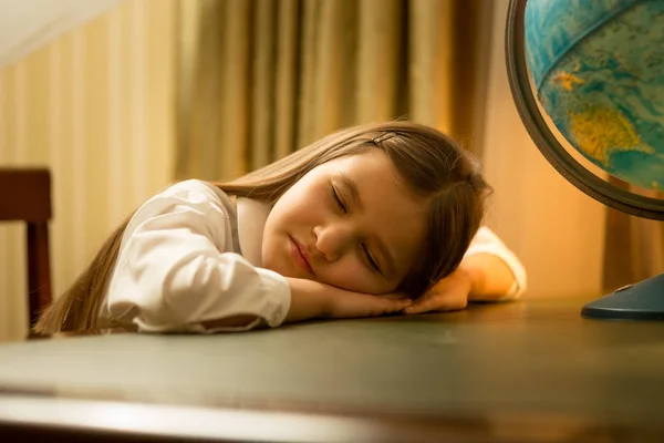 Porträt des süßen Mädchens schlief ein, während es Hausaufgaben machte — Stockfoto
