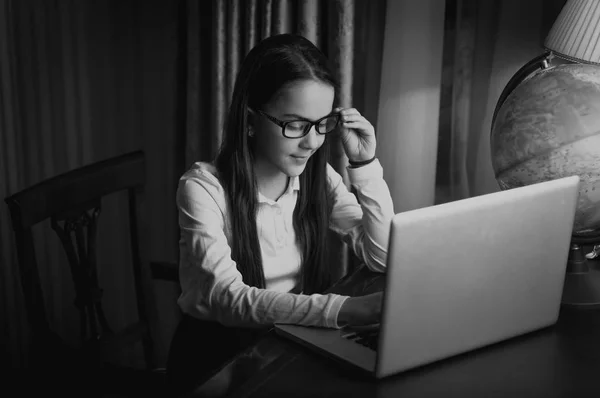 Black and white image of beautiful schoolgirl wearing eyeglasses — Stock Photo, Image