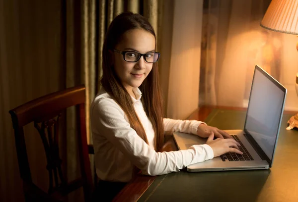 Brunett ler Skolflicka poserar i skåpet med laptop — Stockfoto