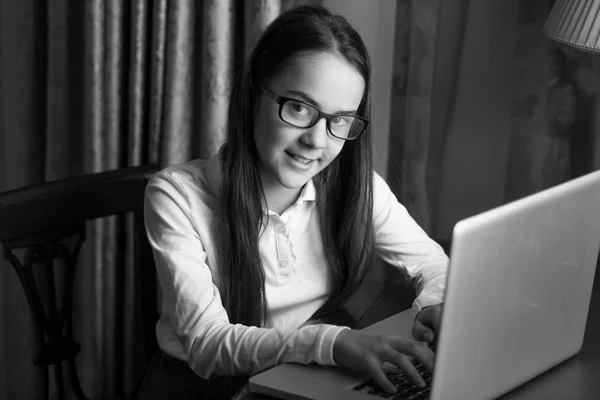 Image en noir et blanc du portrait d'une écolière concentrée en — Photo