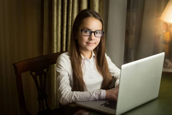 Retrato de menina bonita usando laptop no final da noite — Fotografia de Stock