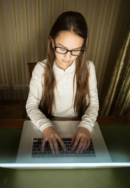 Retrato de computador geek menina sentado no laptop à noite — Fotografia de Stock