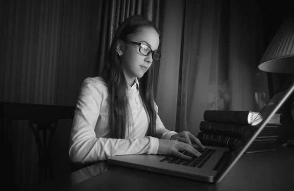 Ritratto in bianco e nero di ragazza che indossa occhiali da vista seduta a c — Foto Stock