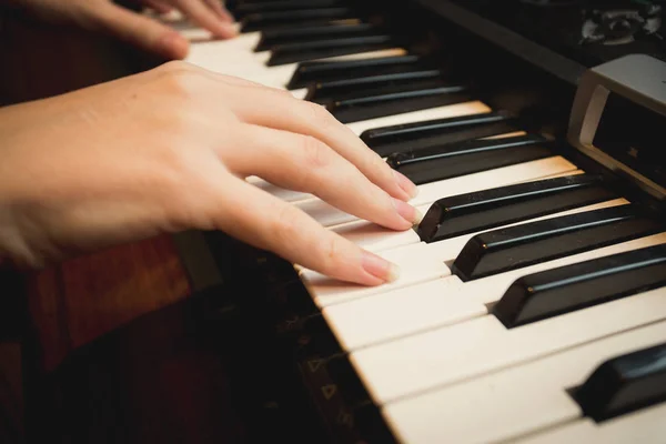 Primo piano di una giovane donna che suona il pianoforte — Foto Stock