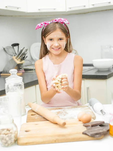 Ritratto di ragazza sorridente felice che fa la pasta per torta su cucina — Foto Stock