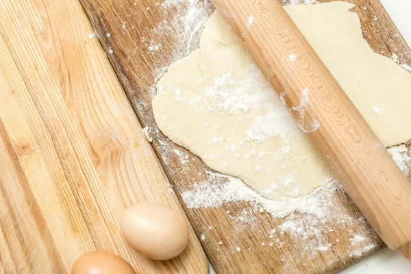 Primer plano de la masa que yace en la tabla de cocción de madera — Foto de Stock