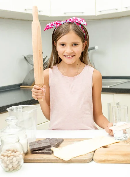 Πορτρέτο του χαριτωμένο κορίτσι μαθαίνοντας μαγειρική στην κουζίνα στο σπίτι — Φωτογραφία Αρχείου