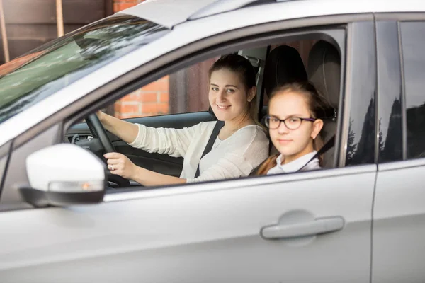 Retrato de madre y dos hijas en coche — Foto de Stock