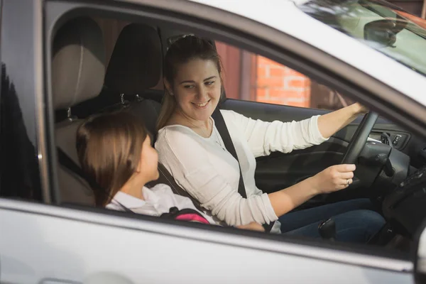 Portret van de jonge moeder haar dochter rijden naar school — Stockfoto