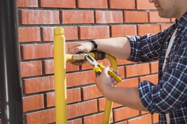 Close-up foto van het installeren van nieuwe klep op gele pijp loodgieter — Stockfoto