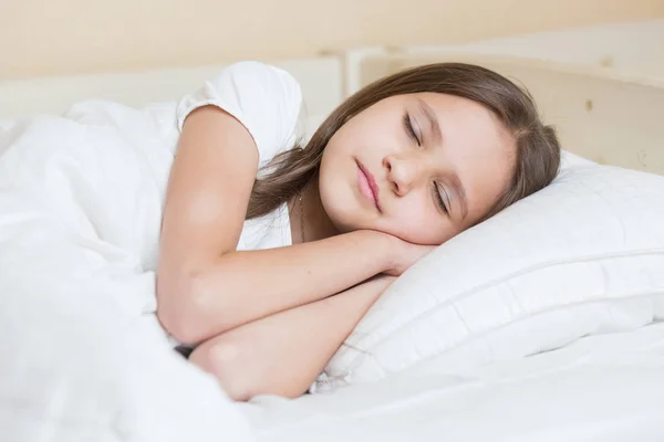 Retrato de dormir menina bonita — Fotografia de Stock