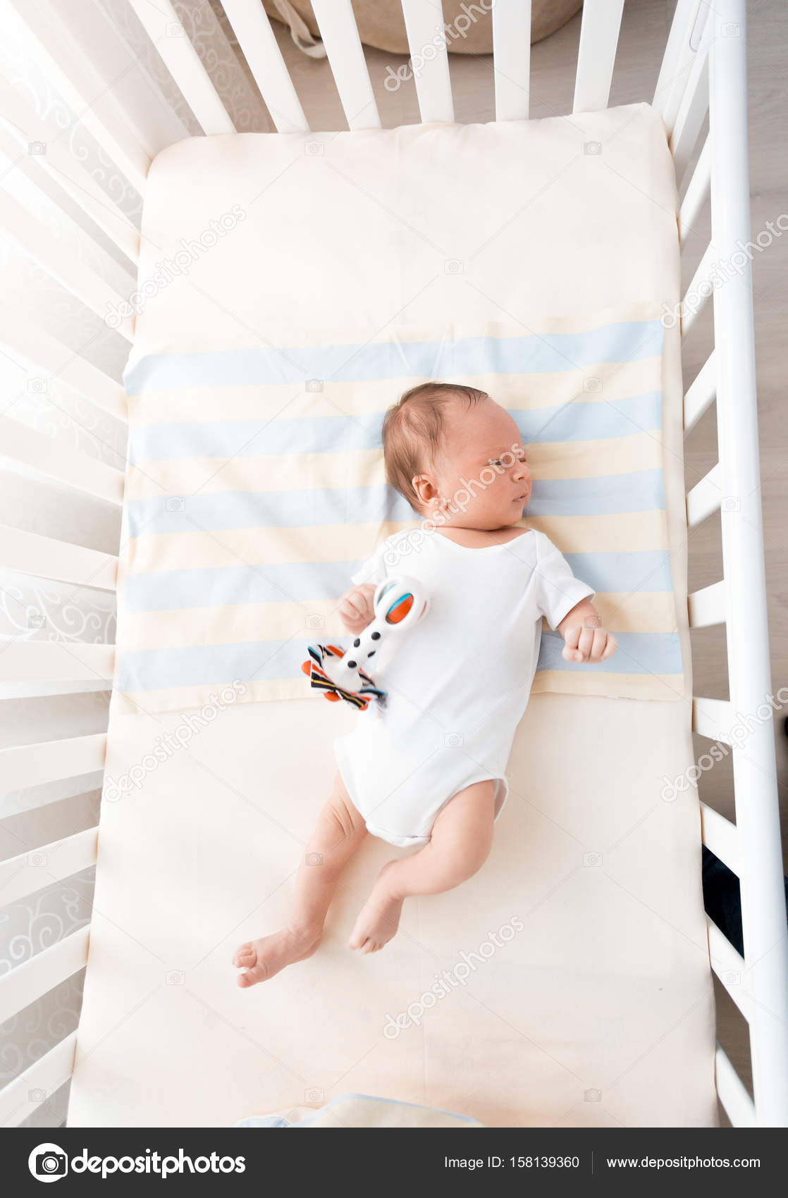 energie Persona Interactie Kleine baby liggend in witte wieg op zonnige dag ⬇ Stockfoto, rechtenvrije  foto door © Kryzhov #158139360
