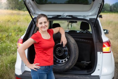 Stepne değiştirmek için çekici genç bir kadın portresi 