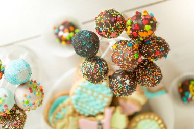 Çikolatalı kek üzerinde renkli sprinkles çıkar