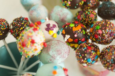 Güzel pasta açılır ve şeker ile sprinkles dekore edilmiştir.