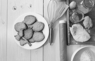 Taze hamur üzerinde ahşap des yalan portre siyah beyaz fotoğraf