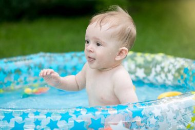 Bebek çocuk bahçesinde yüzme havuzunda eğleniyor