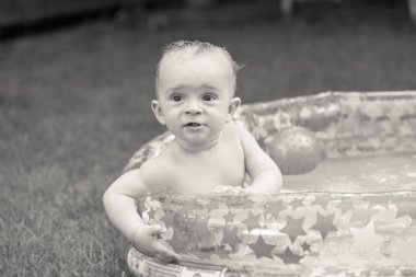 Siyah beyaz portre sevimli bebek çocuk yüzme içinde