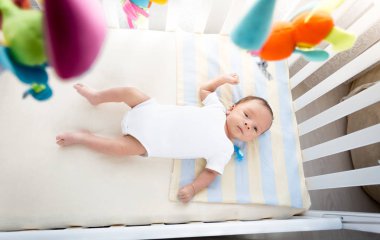 Görüntü açısından yüksek küçük bebek beyaz crad yalan