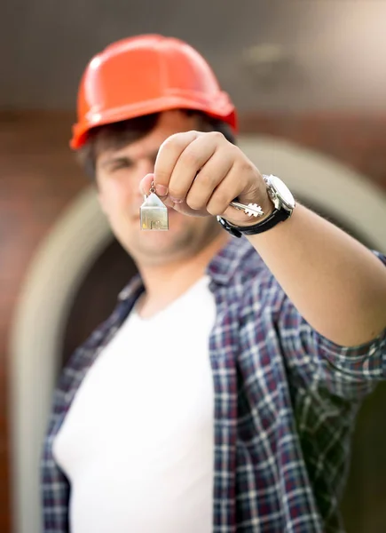 Φωτογραφία: closeup επιστάτης κρατώντας τα κλειδιά από το νέο σπίτι — Φωτογραφία Αρχείου