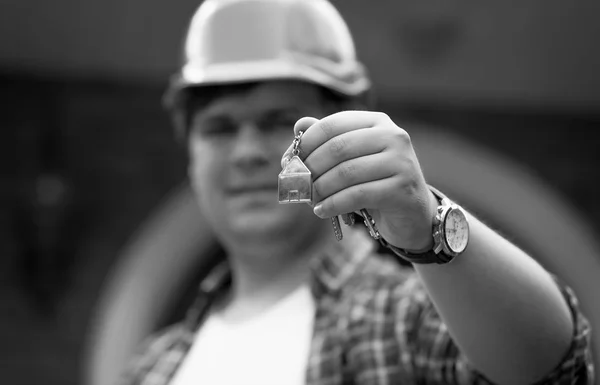 Black and white photo of building manager giving keys from new h — Stock Photo, Image