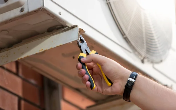 Mannelijke technicus installeren buiten airconditioning unit — Stockfoto