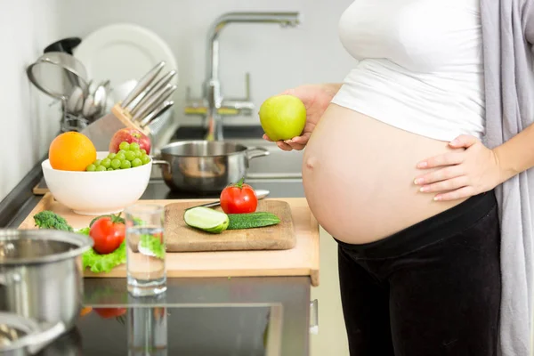 妊娠中の女性がキッチンでディナーを調理のクローズ アップ画像 — ストック写真
