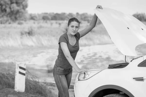壊れたの若い女性オープニング フードの黒と白のイメージ — ストック写真